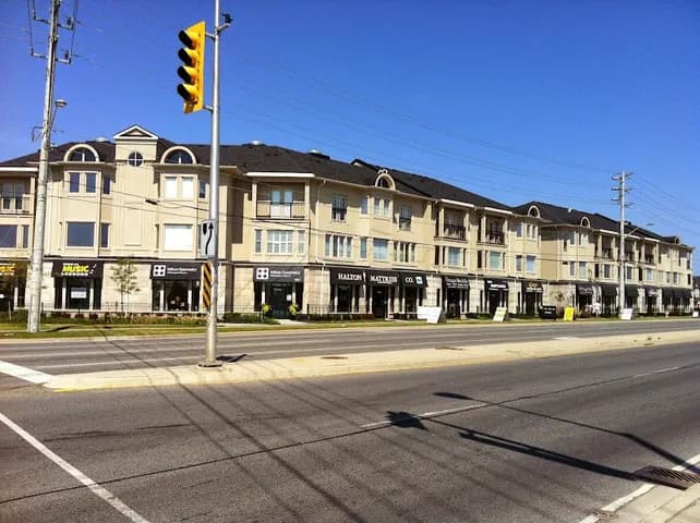 Thompson Square Shopping Plaza